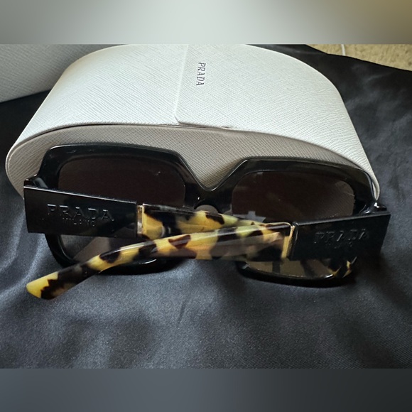 Slightly used women’s Prada sunglasses 100% authentic. - Picture 2 of 8